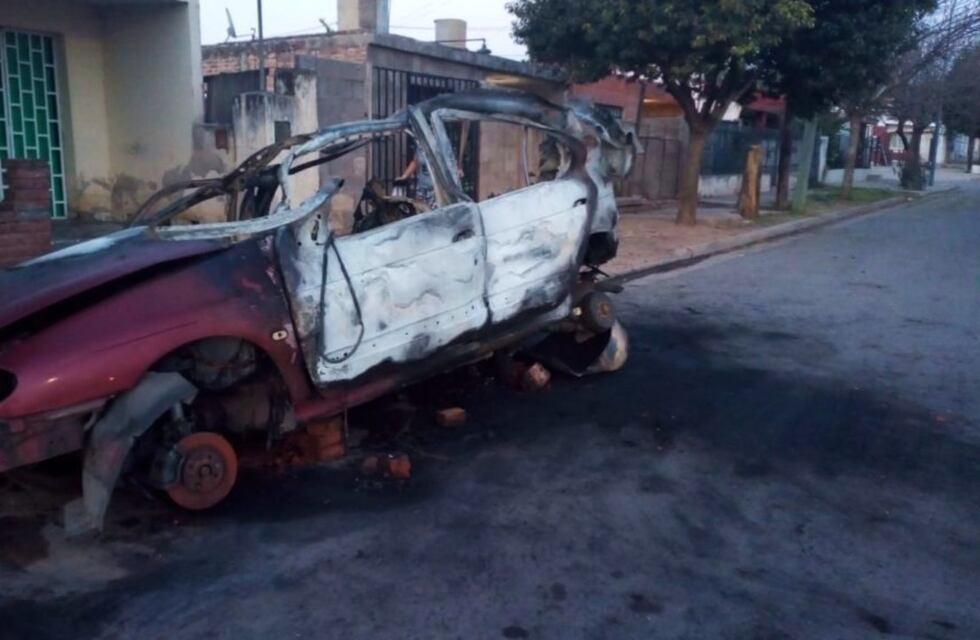 Quemacoches en Córdoba hicieron estallar un auto con GNC