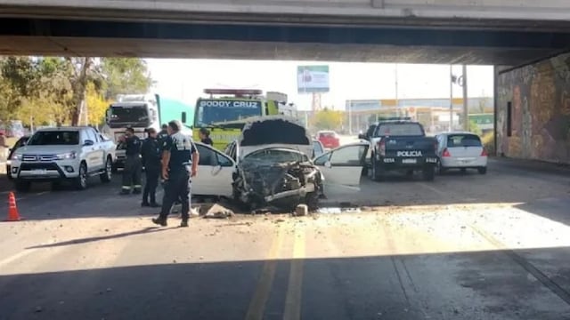Una mujer salvó su vida de milagro al caer con su auto desde un puente en el Acceso Sur, en Godoy Cruz.