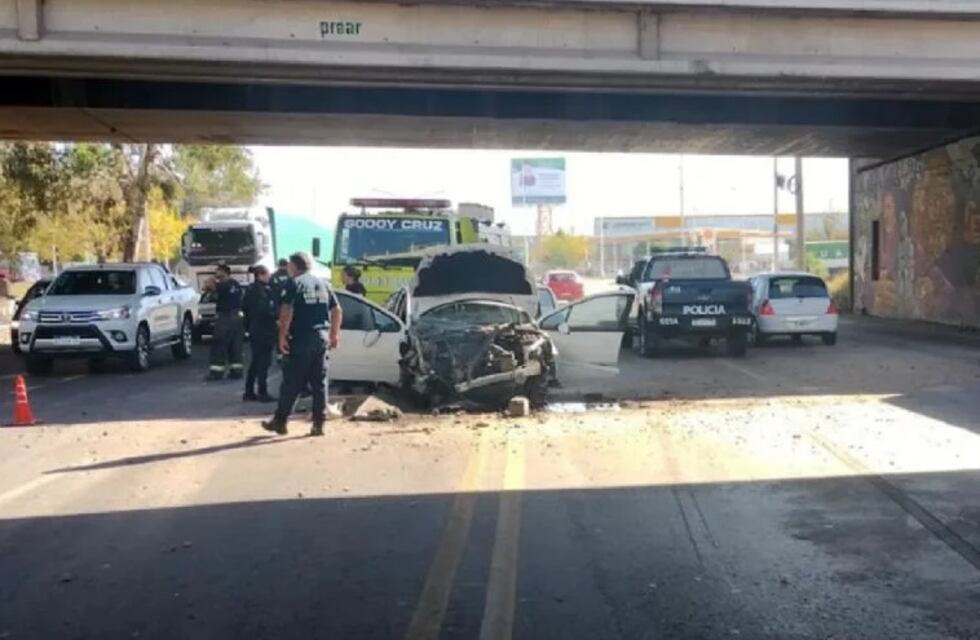 Video: imágenes sensibles del auto que cayó desde un puente en Mendoza