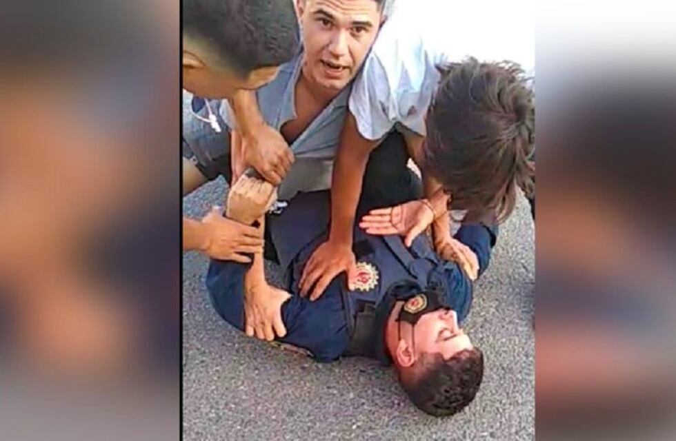 Cordoba violenta: patotean a un policía en Sampacho