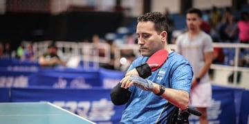 El deportista cordobés, que sufrió la parálisis de sus miembros inferiores en un accidente, es el mejor tenista de mesa adaptado de la Argentina.