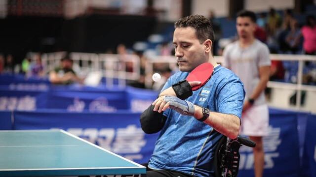 El deportista cordobés, que sufrió la parálisis de sus miembros inferiores en un accidente, es el mejor tenista de mesa adaptado de la Argentina.