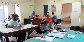 “Todos los chicos y las chicas en la escuela aprendiendo” en Rafaela