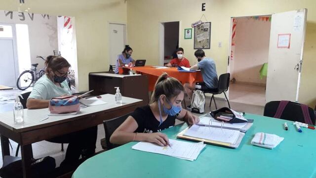 “Todos los chicos y las chicas en la escuela aprendiendo” en Rafaela