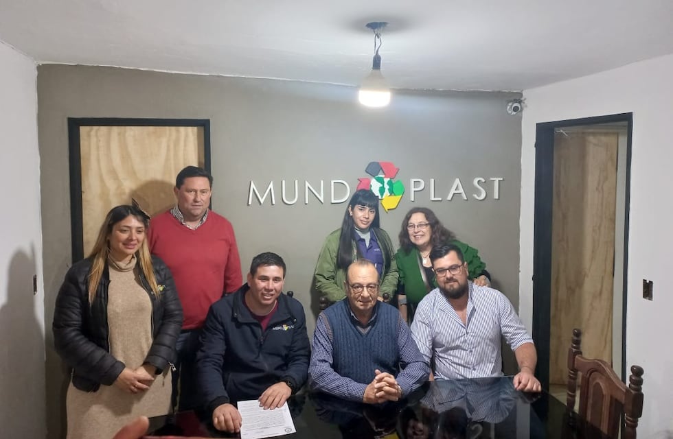 El intendente de Tres Arroyos visitó una Cooperativa de reciclado de plástico en Quilmes