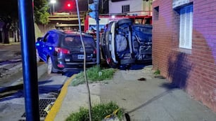 Un conductor cruzó el semáforo en rojo, chocó a una camioneta y atropelló a una familia que caminaba en Flores