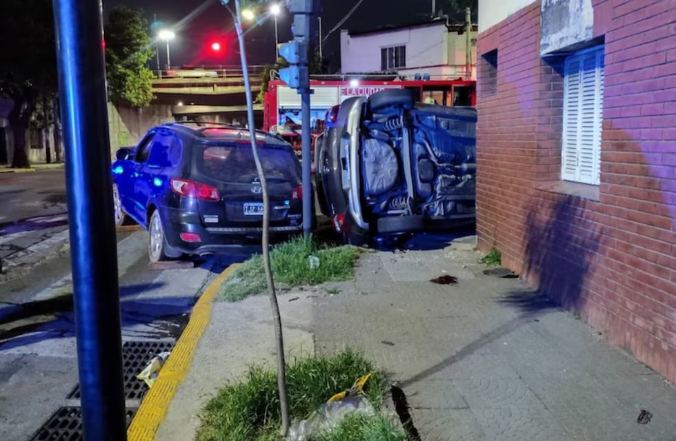 Un conductor cruzó el semáforo en rojo, chocó a una camioneta y atropelló a una familia que caminaba en Flores