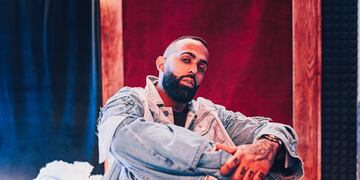 Tras su éxito con Bizarrap, Eladio Carrión lanza MixTape “SEN2 KBRN VOL. 1″, donde recopila nueve temas inspirados en las calles.