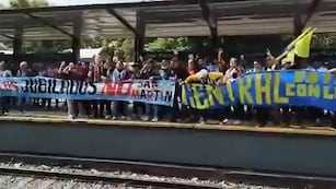 Las hinchadas se unieron y marcharon junto a los jubilados.