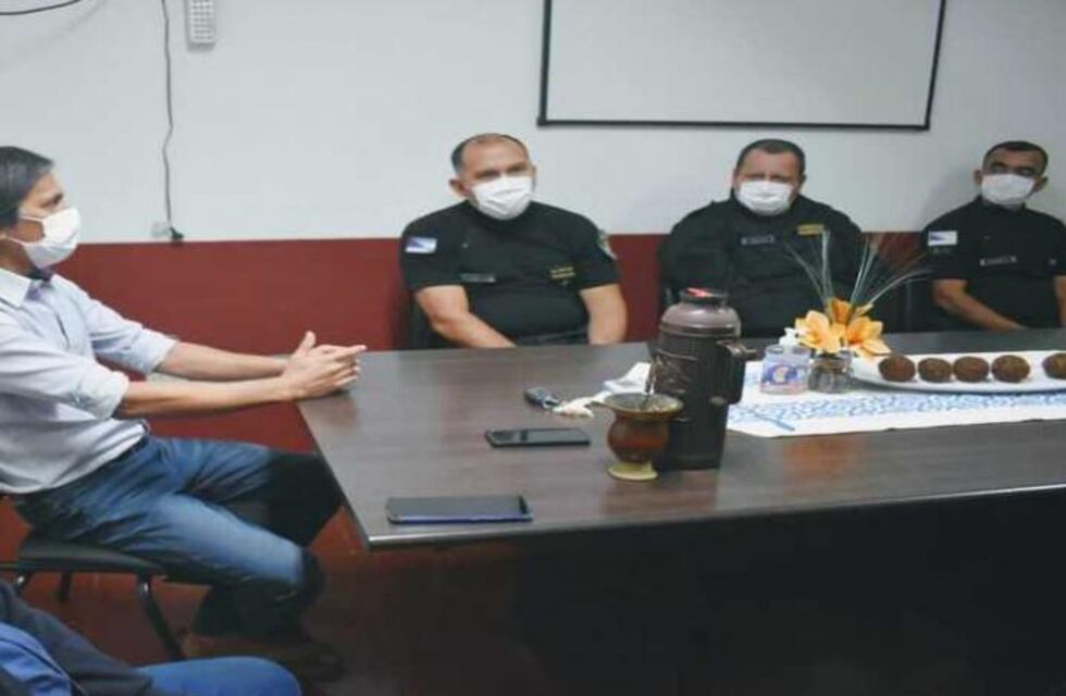 Reunión con personal policial para delinear acciones en Montecarlo