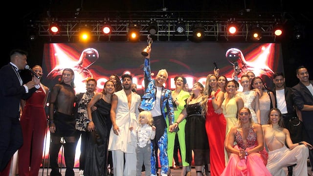 ID:6844458 entrega de los premios Carlos al teatro
en Carlos Paz
flavio mendoza Stravaganza ganó el oro
Yanina Aguirre