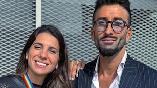 El polémico detalle en una foto romántica de Cinthia Fernández y Roberto Castillo que despertó a los haters.