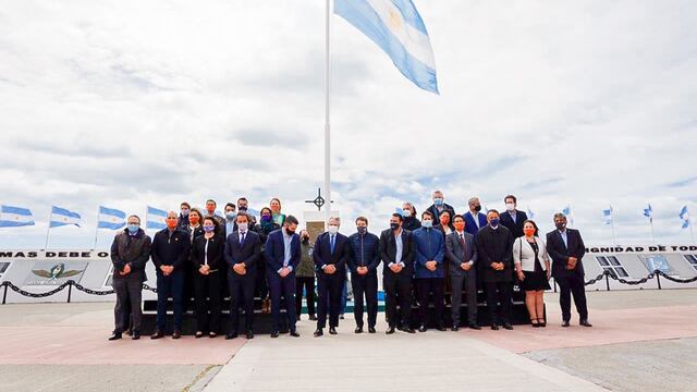 El Presidente visitó el Monumento a los Héroes de Malvinas en su visita a la ciudad de Río Grande