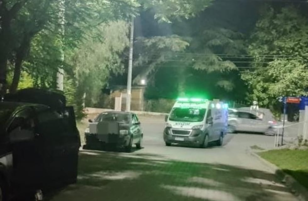 Accidente en barrio Miguel Muñoz B: dos personas heridas tras un choque entre una moto y un auto