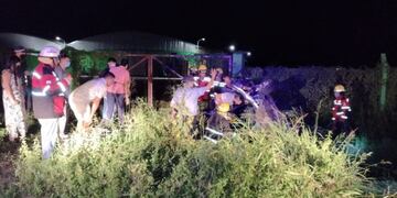 Personal de la División Bomberos trabajó en el lugar para poder retirar a los ocupantes del auto.