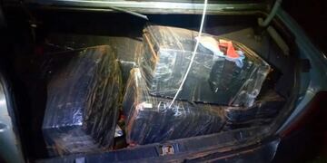 Un auto repleto de droga despistó luego de una persecución en Campo Grande.