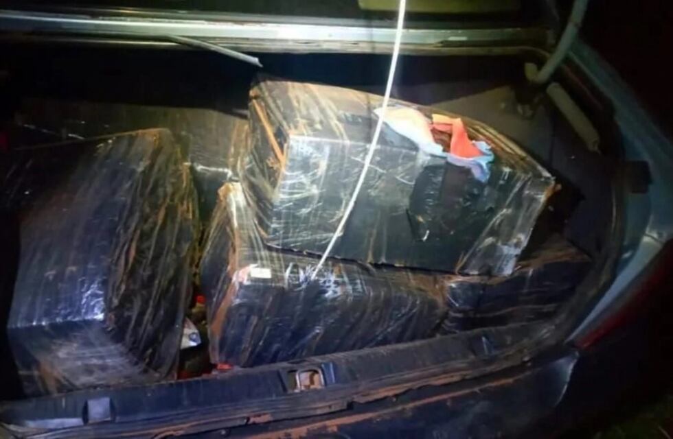 Un auto repleto de droga despistó luego de una persecución en Campo Grande