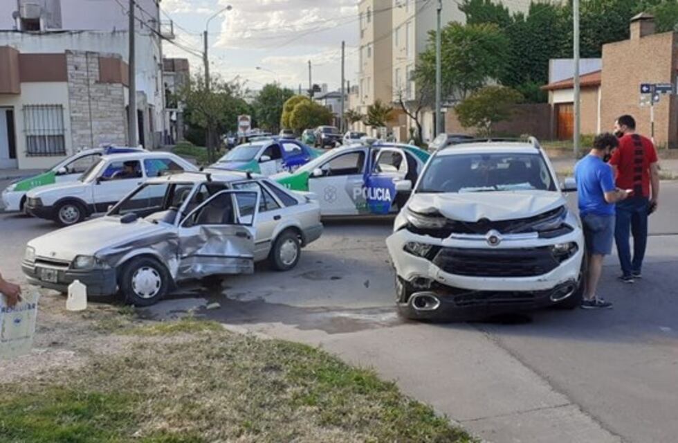 Violento choque entre una camioneta y un automóvil en Bahía Blanca