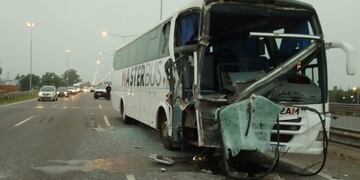Debido al impacto, el micro de la empresa Master Bus terminó con su frente destrozado. Twitter @jotaleonetti