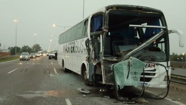 Debido al impacto, el micro de la empresa Master Bus terminó con su frente destrozado. Twitter @jotaleonetti