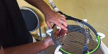 Si se empieza con una raqueta no se puede sacar hasta que no se termina el trabajo.