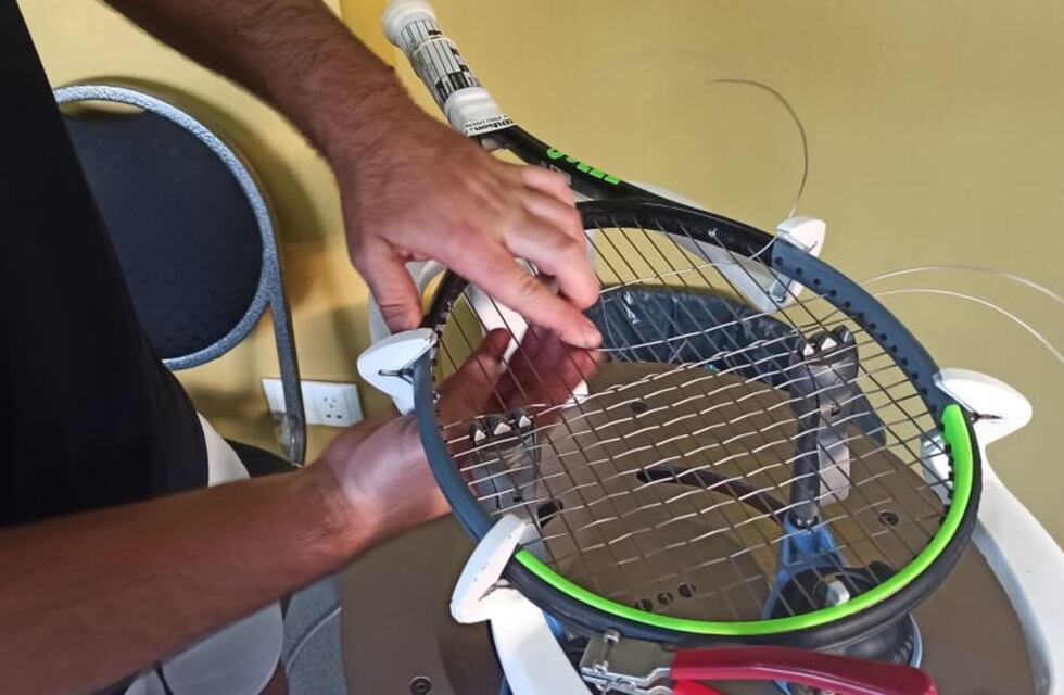 El Córdoba Open tiene sus artesanos: así trabajan los encordadores del torneo