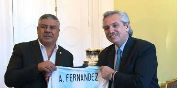 Chiqui Tapia y Alberto Fernández.