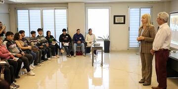 La intendenta participó de la apertura de un curso de mozo y recepcionista de hotel y destacó la importancia de brindar un servicio con vocación.