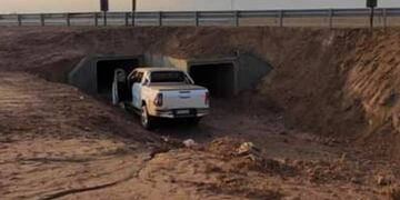 La camioneta salió del asfalto y murió una de sus ocupantes, en el acceso a Santiago Temple.