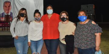 La ministra de Desarrollo Humano de Jujuy, Natalia Sarapura, acompañada por dirigentes ramaleñas en su presentación como precandidata a diputada nacional por el Frente Cambia Jujuy.