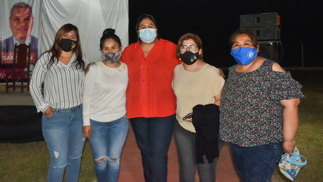 La ministra de Desarrollo Humano de Jujuy, Natalia Sarapura, acompañada por dirigentes ramaleñas en su presentación como precandidata a diputada nacional por el Frente Cambia Jujuy.