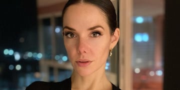 Desde Punta del Este, Julieta Nair Calvo posó frente a la cámara con un cómodo y abrigado outfit.