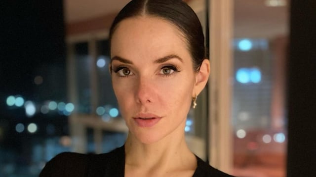 Desde Punta del Este, Julieta Nair Calvo posó frente a la cámara con un cómodo y abrigado outfit.