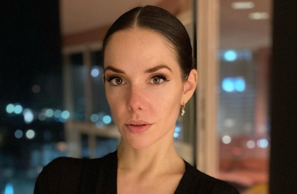 Desde Punta del Este, Julieta Nair Calvo posó frente a la cámara con un cómodo y abrigado outfit