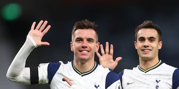 Giovani Lo Celso celabrando un gol junto a Sergio Reguilón en un partido de Premier League entre Tottenham Hotspur y Manchester City. 21 de noviembre 2020.