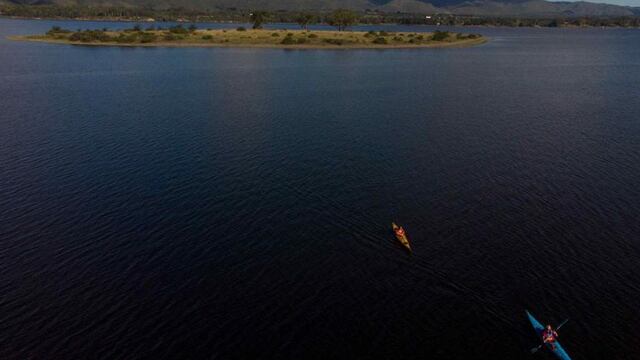 El embalse Los Molinos es uno de los preferidos por los amantes del kayak.