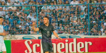 Puño arriba de Francisco Pizzini, quien anotó su primer gol en Talleres, en el empate en Tucumán (Foto de SportsCenter).