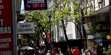 Con la apertura de las casas de cambio oficiales en el primer día hábil del 2022, las personas ya pueden acceder a comprar el dólar oficial. Foto Pedro Castillo/La Voz.