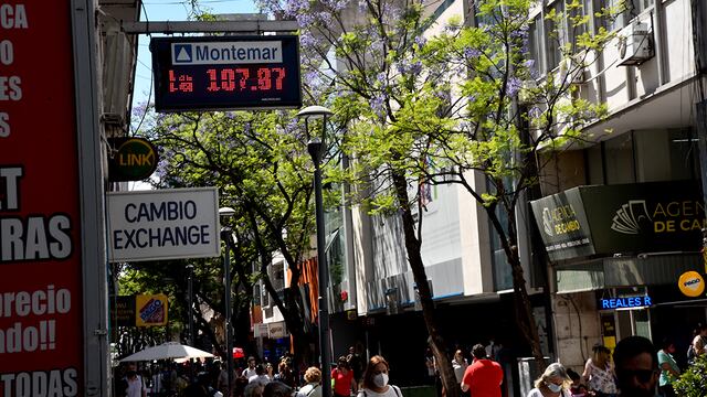 Con la apertura de las casas de cambio oficiales en el primer día hábil del 2022, las personas ya pueden acceder a comprar el dólar oficial. Foto Pedro Castillo/La Voz.