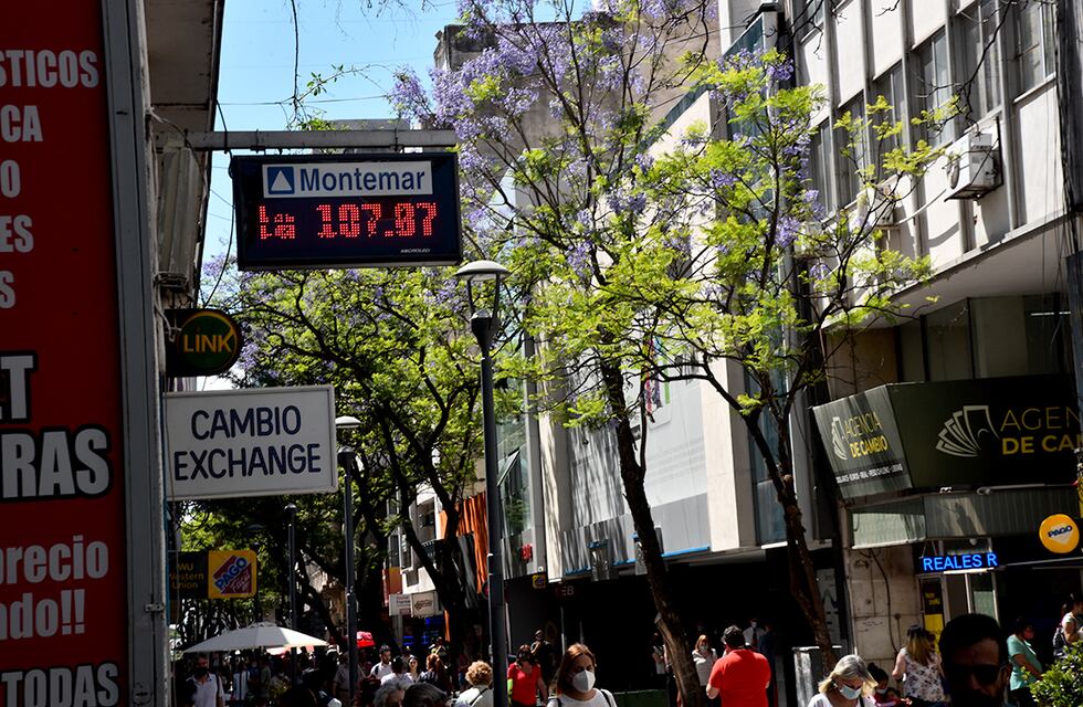 El primer día hábil del 2022 ya permite la compra del dólar oficial, la forma más barata de adquirir estas divisas