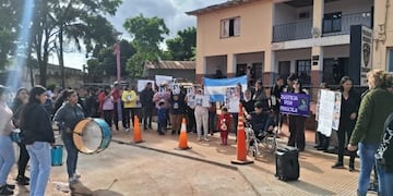 Marcha por Priscila Díaz en Jardín América: reclaman justicia por la joven asesinada.