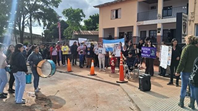 Marcha por Priscila Díaz en Jardín América: reclaman justicia por la joven asesinada.