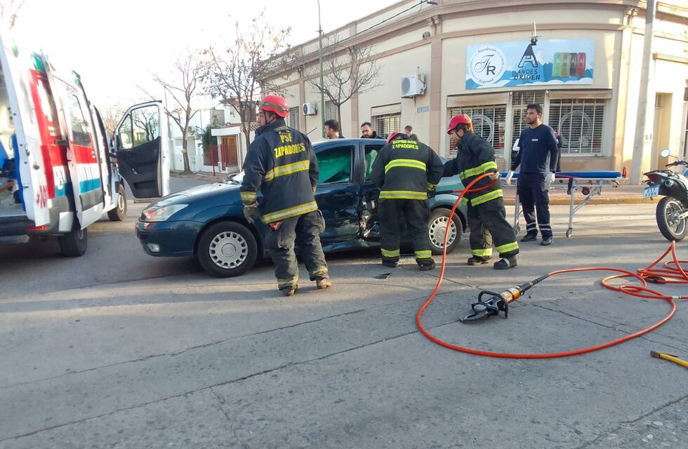 Luis Telesco quedó atrapado en un fuerte choque