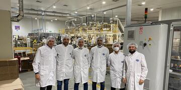 Según el informe oficial se “analizó un plan de inversión para la gran compañía alimenticia”.