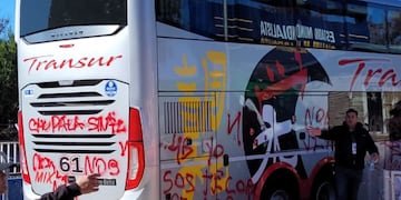 El micro de Newell's arribó al Gigante de Arroyito con pintadas y burlas.