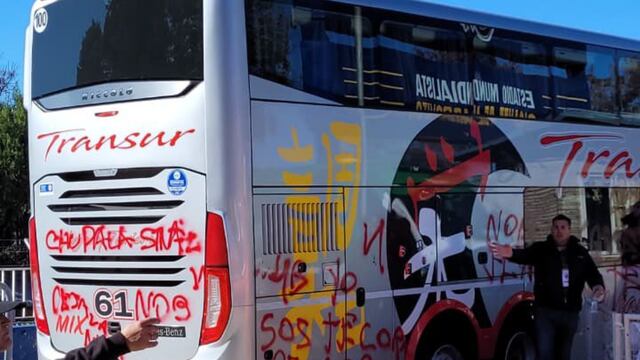 El micro de Newell's arribó al Gigante de Arroyito con pintadas y burlas.