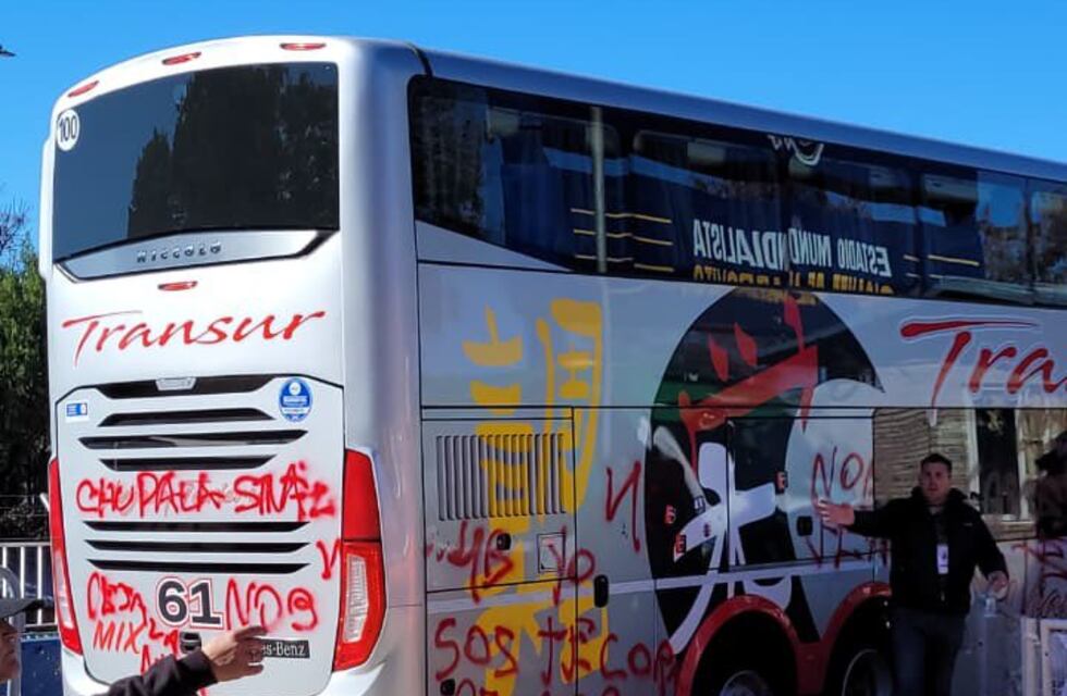 Clásico rosarino caliente: así apareció el colectivo de Newell’s antes del partido