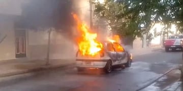 Imágenes del auto incendiado en pleno centro de San Luis.