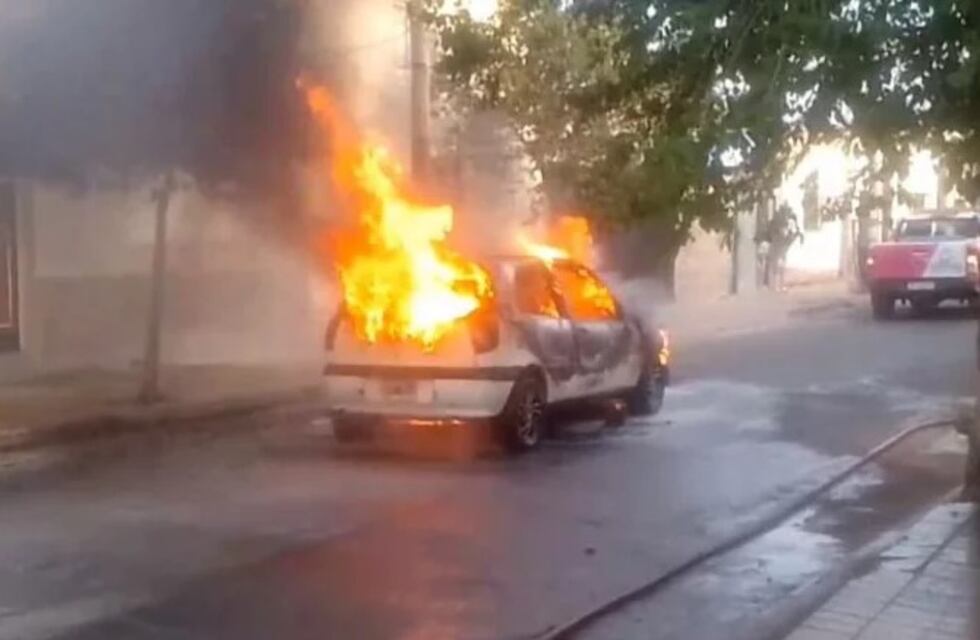 Impactante incendio de un automóvil en pleno centro de San Luis