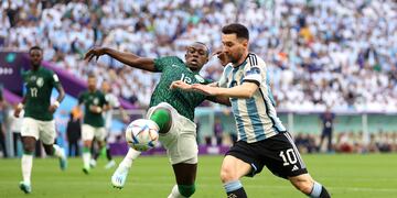 Lionel Messi animó a sus compañeros tras la derrota.